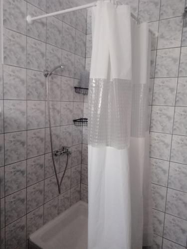 戈斯皮奇Apartman Bepo的浴室内配有白色淋浴帘。