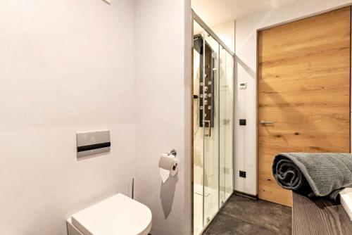 卡斯特尔罗托Villa Lara Lärche的一间带卫生间和玻璃门的浴室
