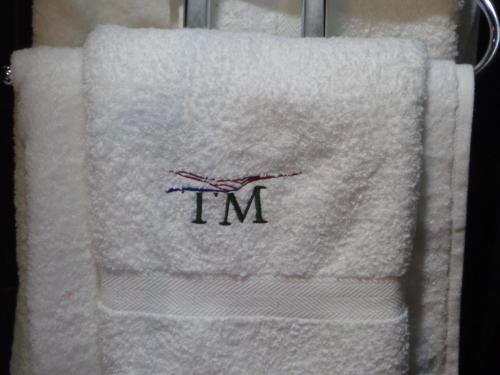 托里迪蒙科尔武卡萨多台拉图鲁酒店的一条白色毛巾,上面写着一个字