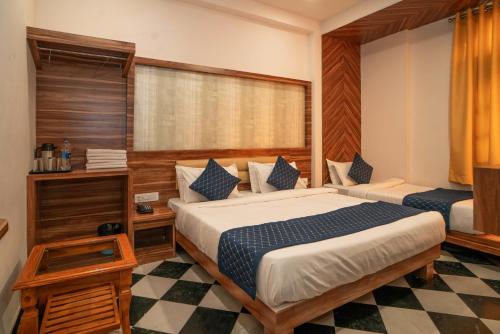 乌代浦Ostel By Orion Hotels -Udaipur的一间卧室设有一张大床和一个窗户。