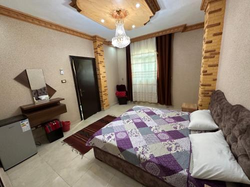 瓦迪穆萨Petra View Flat的一间卧室配有一张床和一个吊灯