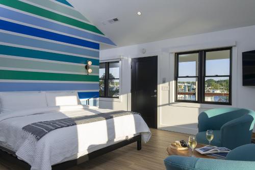 Rock HallInn at Haven Harbour的一间卧室配有一张床和蓝色绿色条纹墙
