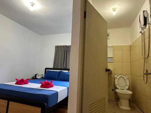 瓜隆岛快乐大象简易别墅酒店的一间卧室设有一张床、一个卫生间和一间浴室。