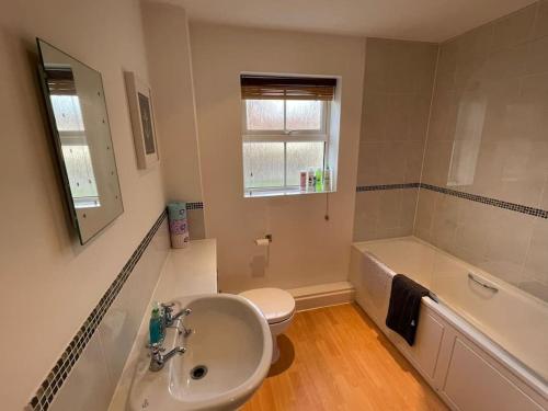 Haddenham2 Bedroom Ground Floor Flat的浴室配有盥洗盆、卫生间和浴缸。