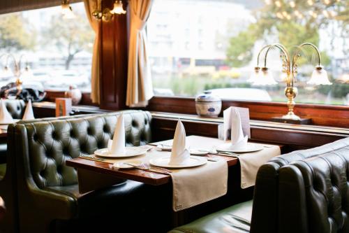 斯帕Hôtel-Restaurant L'Auberge的餐厅设有两张带餐巾的桌子
