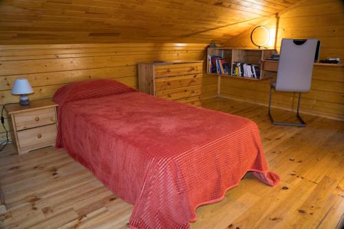 昂迪兹GITES de Plos Appart CHALET PISCINE SPA的小木屋内一间卧室,配有一张床