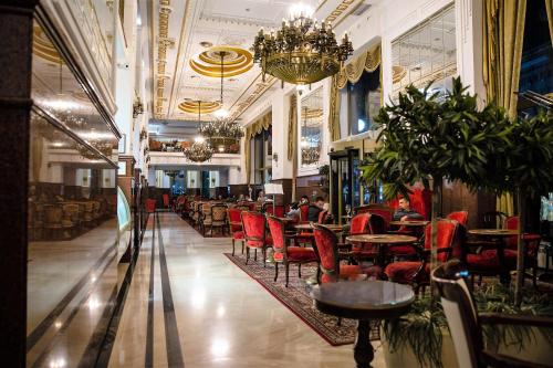贝尔格莱德莫斯科酒店的大楼内一家餐厅,配有红色的桌椅