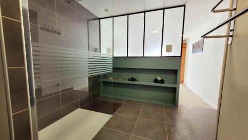 卡斯特拉讷Entre Ciel et Verdon的带淋浴的浴室和玻璃门