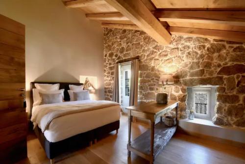 FozzanoMaison Madamicella的一间卧室设有一张床和石墙