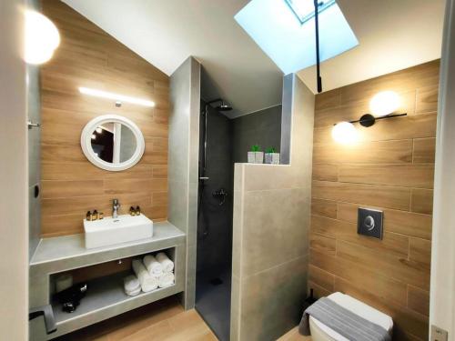 卡兰巴卡Centro Urban Suites的一间带水槽和淋浴的浴室