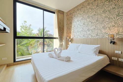 Ban RangengPark Town Residence的卧室配有白色的床和毛巾