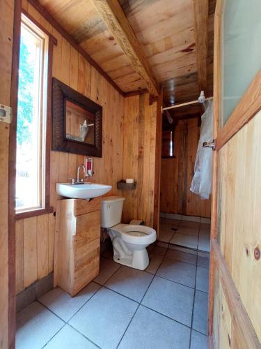 El PacíficoCabaña en el Bosque de San José del Pacífico的木制浴室设有卫生间和水槽