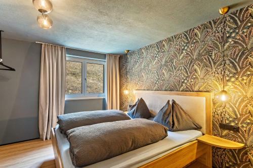 奥法赫Luisalle Top 5的一间卧室配有一张带金色图案墙壁的床