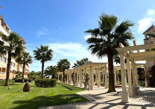 韦尔瓦Ático de lujo - Luxury Penthouse的棕榈树庭院和建筑