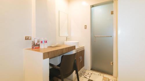 马尼拉RedDoorz at V Plaza Hotel Manila的一间带水槽和卫生间的小浴室