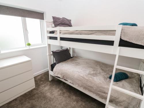 彭赞斯Lauristine Flat的一间卧室配有两张双层床和一张床