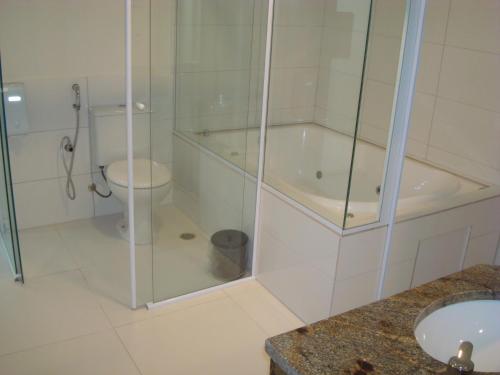 圣保罗弗洛雷斯塔酒店的带淋浴、卫生间和盥洗盆的浴室