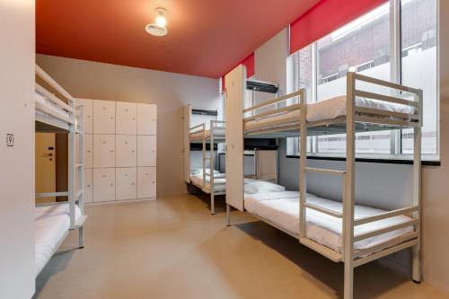 阿姆斯特丹ClinkNOORD旅舍的大楼内带双层床的客房