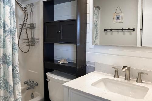 巴拿马城海滩Sunnyside Studio的一间带水槽、卫生间和镜子的浴室