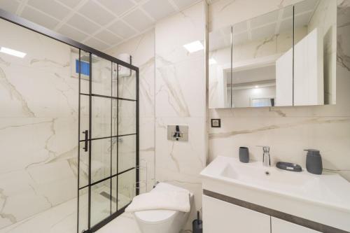 安塔利亚Char的带淋浴、卫生间和盥洗盆的浴室