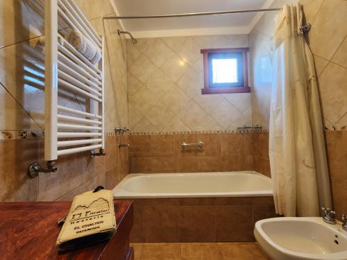 厄尔查尔坦帕拉伊索宾馆的带浴缸和盥洗盆的浴室