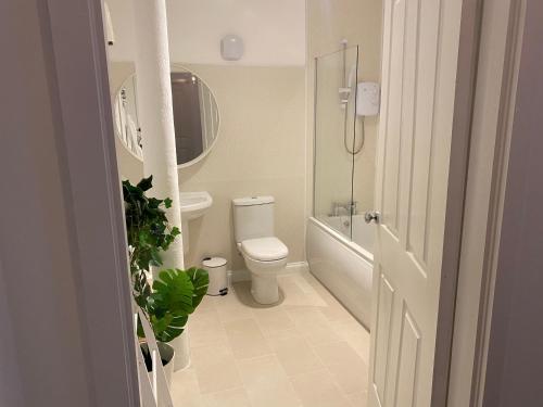 格拉斯哥Inviting 1-Bed Apartment in Merchant City的白色的浴室设有卫生间和淋浴。