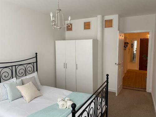 格拉斯哥Inviting 1-Bed Apartment in Merchant City的一间卧室配有一张床和一个吊灯
