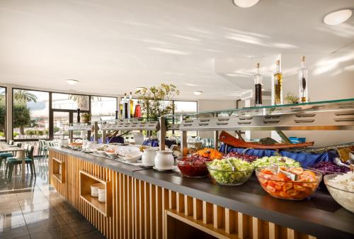 察夫塔特Remisens Hotel Albatros-All inclusive的自助餐,上面有碗食物