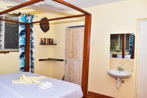 迪亚尼海滩Double room in a villa的一间卧室配有床和水槽