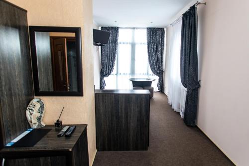 利沃夫Готель Скіфія的酒店客房带走廊,带水槽和镜子