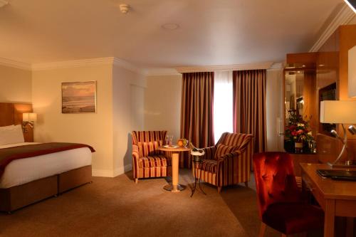 莱特肯尼克兰尼酒店及娱乐中心的酒店客房,配有一张床、一张桌子和椅子
