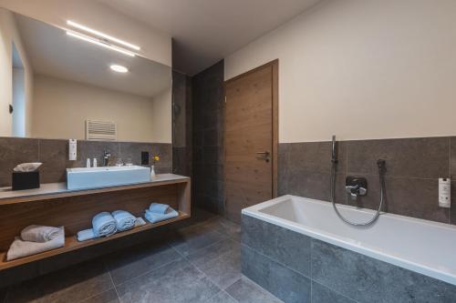 马莱斯韦诺斯塔Maraiashof的带浴缸和盥洗盆的浴室