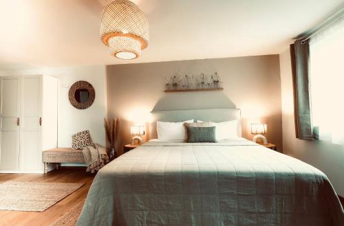 Siebeldingen桑恩霍夫酒店的一间卧室配有一张大床和绿色的床罩