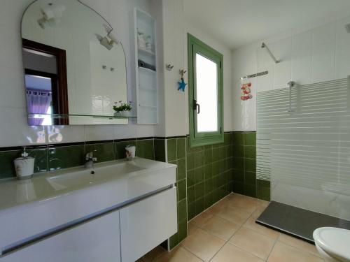 卡勒达德福斯特Estupendo Apartamento Gaudia的一间带水槽、镜子和淋浴的浴室