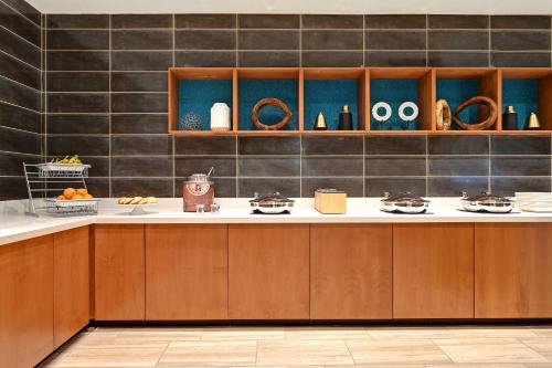 阿尔伯克基SpringHill Suites by Marriott Albuquerque University Area的厨房配有木制橱柜和台面