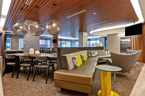 阿尔伯克基SpringHill Suites by Marriott Albuquerque University Area的一个带椅子的办公大堂和用餐区