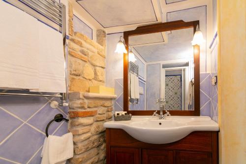 泰尔莫利史威瓦酒店的一间带水槽和镜子的浴室