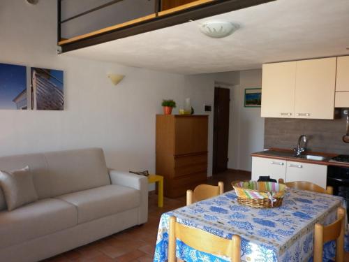 里奥马里纳Appartamenti Piombino Isola d'Elba的客厅配有桌子和沙发
