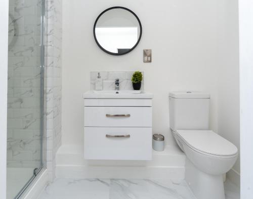金斯林Bishops Lynn House Apartments - Town Centre的白色的浴室设有卫生间和镜子