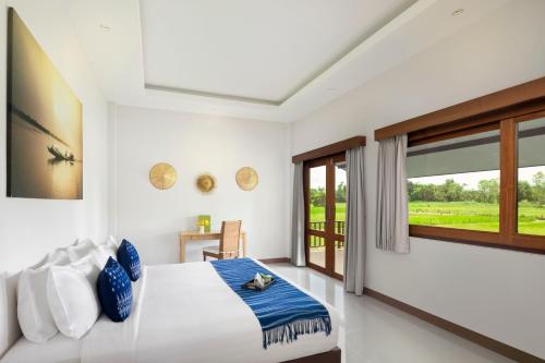 廊开Pimali Resort & Training Centre的一间卧室设有一张大床和一个窗户。
