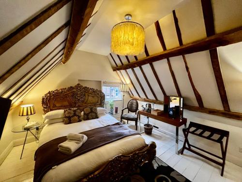 戈灵曼斯菲尔德的磨坊主酒店的一间带大床和楼梯的卧室