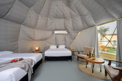 KaliaCamp Sahara的一间设有两张床和帐篷的房间