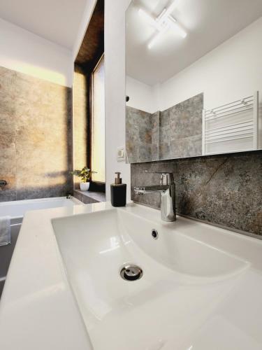 DumbrăviţaArmina's Residence的一间带大型白色浴缸的浴室