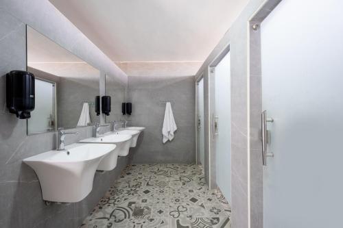 KaliaCamp Sahara的浴室设有一排盥洗盆和镜子