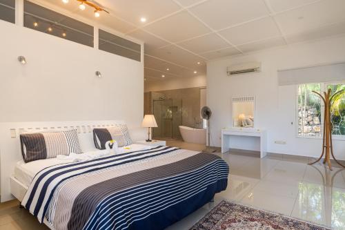博瓦隆Luxurious 2-Bed Villa in Bel Ombre Mahe Seychelles的一间带大床的卧室和一间浴室