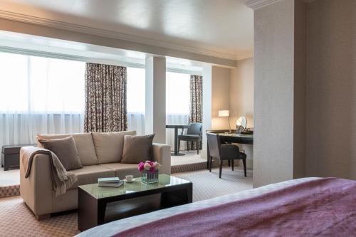 伦敦卡文迪什伦敦酒店的酒店客房设有床和客厅。