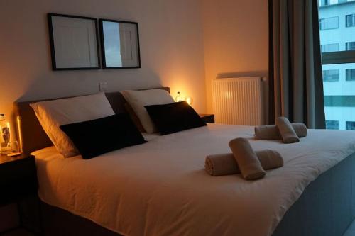 安特卫普Luxurious Appartment on Eilandje的卧室配有一张带两个枕头的大白色床