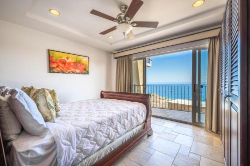 奥科塔尔Corona del Mar #6的一间卧室配有一张床,享有海景