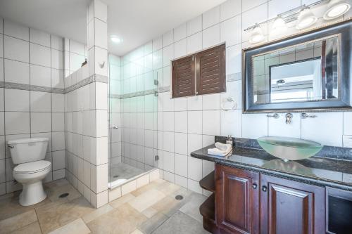 奥科塔尔Corona del Mar #6的一间带水槽、卫生间和镜子的浴室