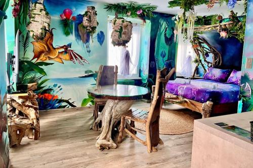 贝尔福Avataar - L'arbre de Pandoraa的一间设有美人鱼壁画的房间